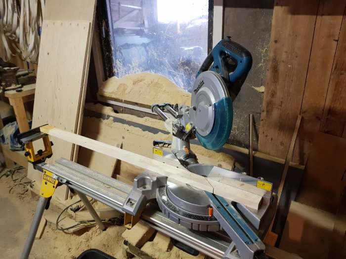 Kapning av träspjälor med vinkelsåg inställd på 52,5 grader i ett verkstadsutrymme.