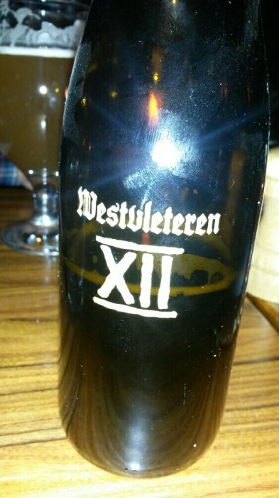 Flaska med etikett 'Westvleteren XII' som nämns vara en bastuöl.