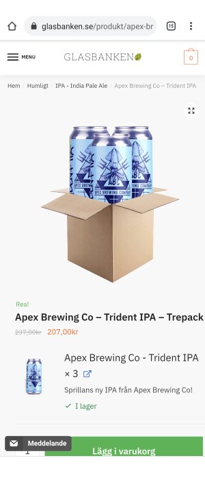 Öppen brun kartong med tre blåa ölburkar märkta 'Apex Brewing Co - Trident IPA'.