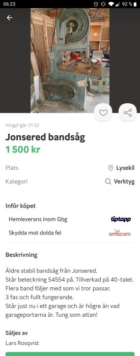 Äldre Jonsered bandsåg i ett garage, modellbeteckning 54554, tillverkad på 1940-talet.