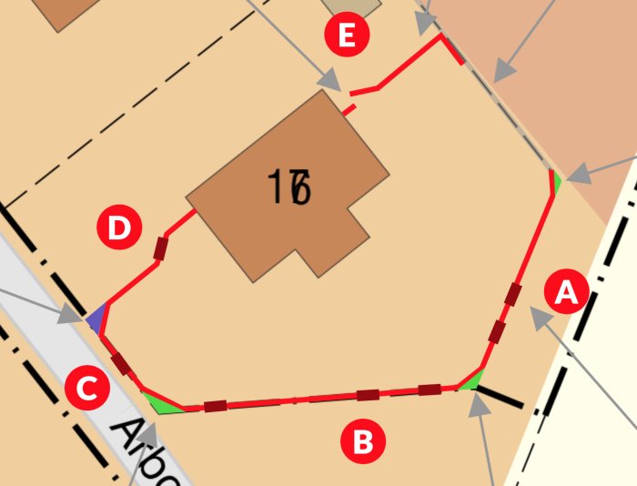 Situationsplan med tomtgräns och plankets konfiguration inklusive spaljéhål längs sträckan A till D.