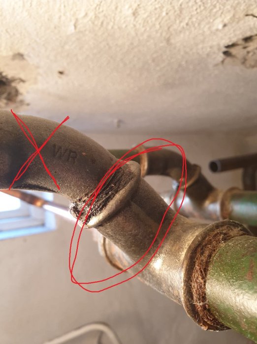 Radiatorrör med T-anslutning markerad med rött kryss och "WR", 27.5mm yttergänga synlig.