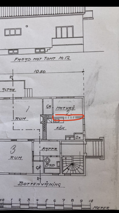 Arkitektritning av bottenvåning i ett hus med markerad matplats.