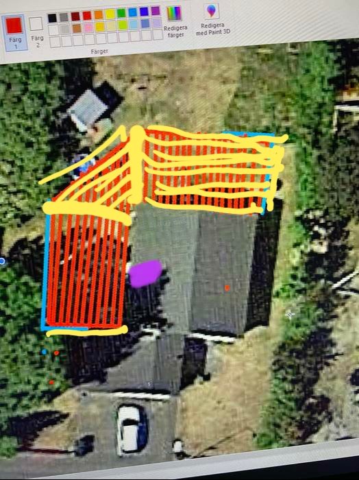 Flygbild av ett hus med målad plan för trädäck som löper runt byggnaden.