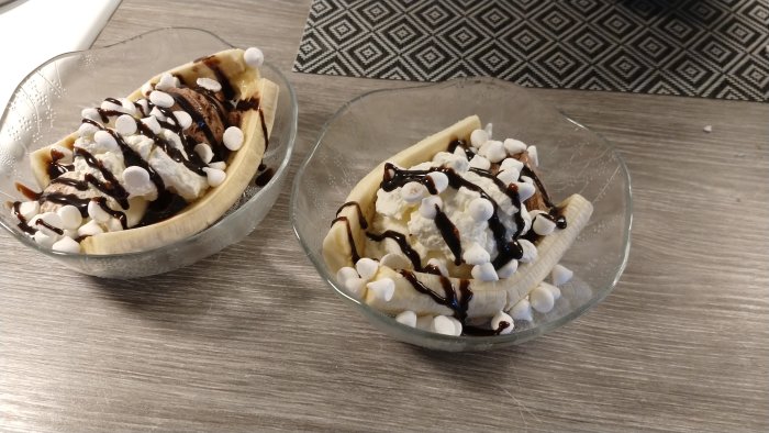 Dubbla Banana Split med choklad- och vaniljglass, maränger och chokladsås i två glas-skålar.