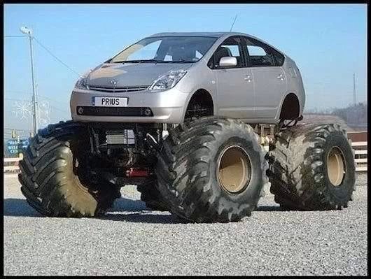 En Toyota Prius monterad på ett stort monstertruck-chassi med enorma däck.