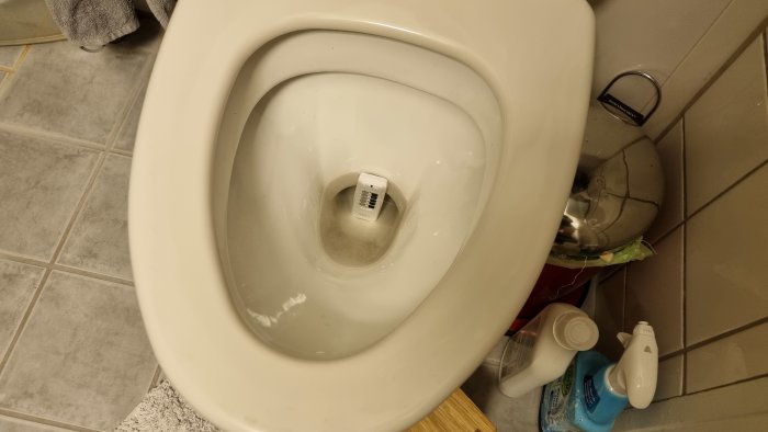 Fjärrkontroll i en toalettstol, tips om att inte förvara i bakfickan.
