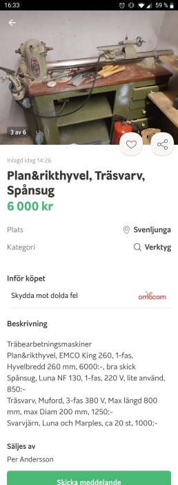 En använd träbearbetningssvarv på en arbetsbänk omgiven av verktyg och träbitar.