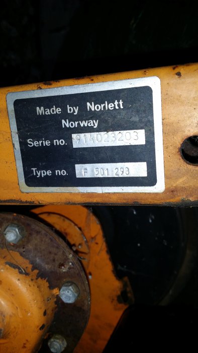 Id-bricka på maskin med texten "Made by Norlett Norway" och serienummer "914023203" samt typnummer "F 501.298".