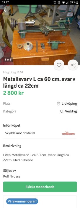 Begagnad liten metallsvärv och tillbehör på ett arbetsbord, annonserad för försäljning online.