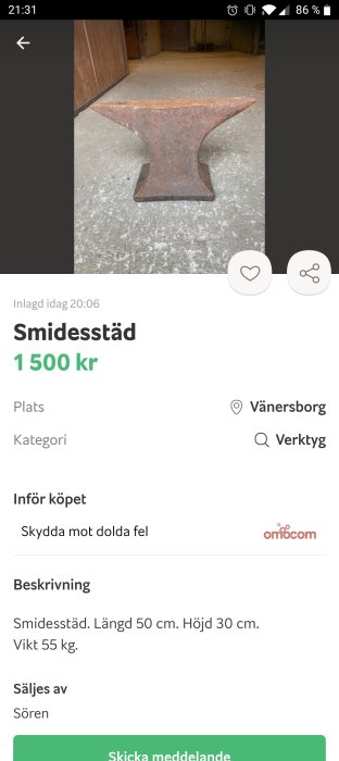 Använd använt smidesstäd i rostigt skick på betongunderlag, mot en mörk bakgrund.