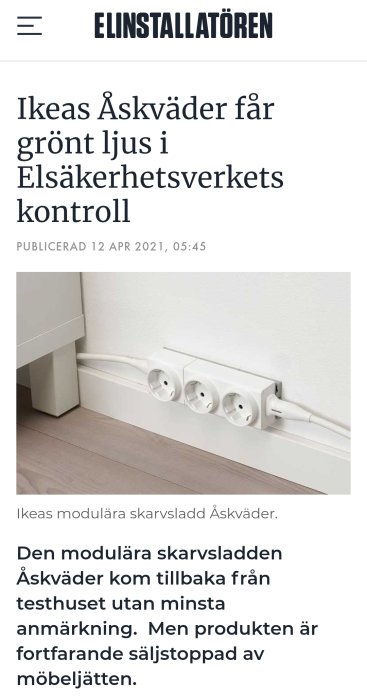 Vit modulär skarvsladd från Ikea monterad längs med väggen under ett skrivbord.
