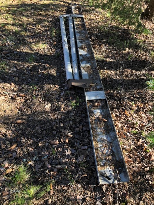 Metallbjälkar och stålstöd på marken, möjligtvis använda för att temporärt stödja konstruktioner.