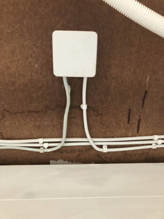 Elledningar monterade på vägg och kopplingsdosa, med frågan om korrekthet i installationen.