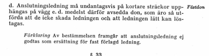 Utskrift av rättslig text om undantag för anslutningsledning att hängas upp på vägg korta sträckor med förklaring.