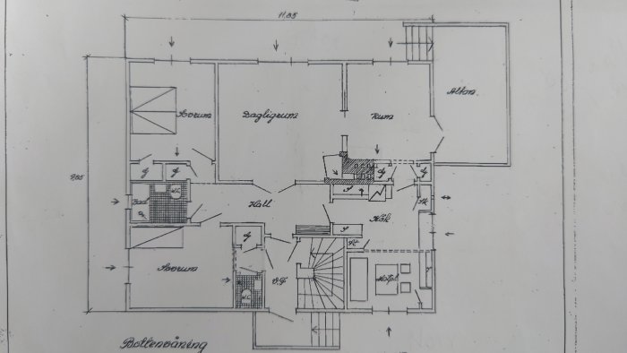 En ritning av en bostadsplanlösning med markerade sovrum för en familj med tre barn.