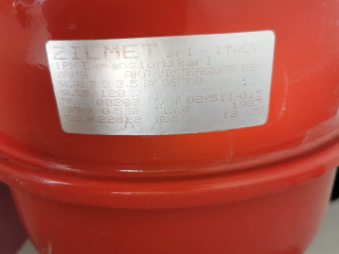 Etikett på ett rött expansionskärl Zilmet 12 liter, med teknisk information.