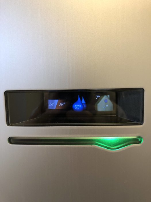 FLVP-display visar utomhustemperatur på 7 grader med blå flamma och andra okända värden.
