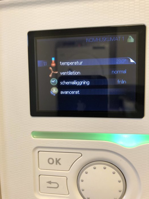 Display av FLVP-system som visar inomhustemperatur på 23 grader och texten 'INOMHUSKLIMAT 1'.
