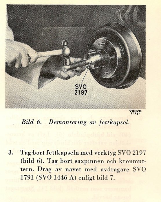 Användning av verktyg SVO 2197 för att demontera en fettkapsel på en bilkomponent.