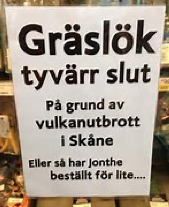 Skylt med texten "Gräslök tyvärr slut på grund av vulkanutbrott i Skåne eller så har Jonthe beställt för lite".