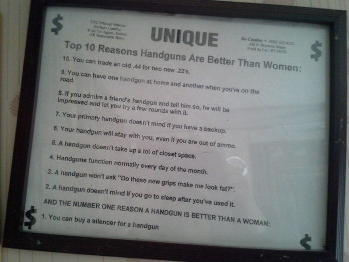 Bild på en inramad lista med "Top 10 Reasons Handguns Are Better Than Women".