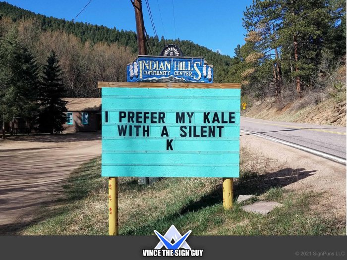 Humoristisk skylt utanför Indian Hills Community Center som säger "I PREFER MY KALE WITH A SILENT K".