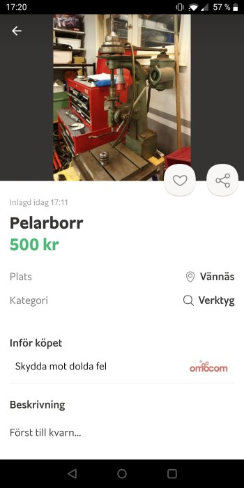 Pelarborr i verkstadsmiljö med röda verktygslådor i bakgrunden, säljes för 500 kr.