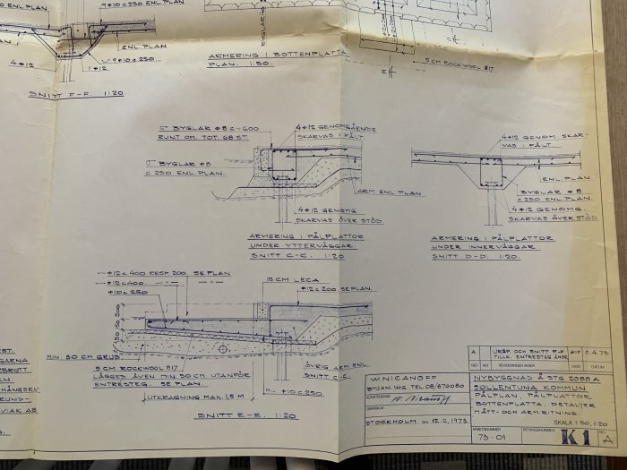 Arkitektritning med detaljskisser av väggkonstruktioner och komponentmått för byggprojektet, daterad 12 december 1973.