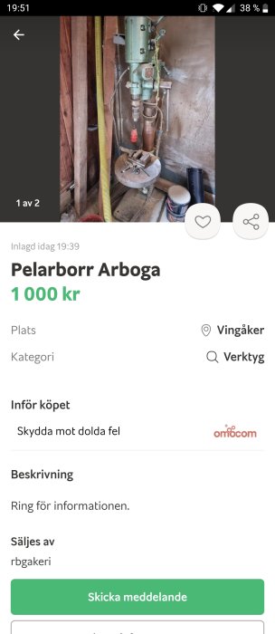 Pelarborr Arborga i verkstadsomgivning med tillbehör på bord.