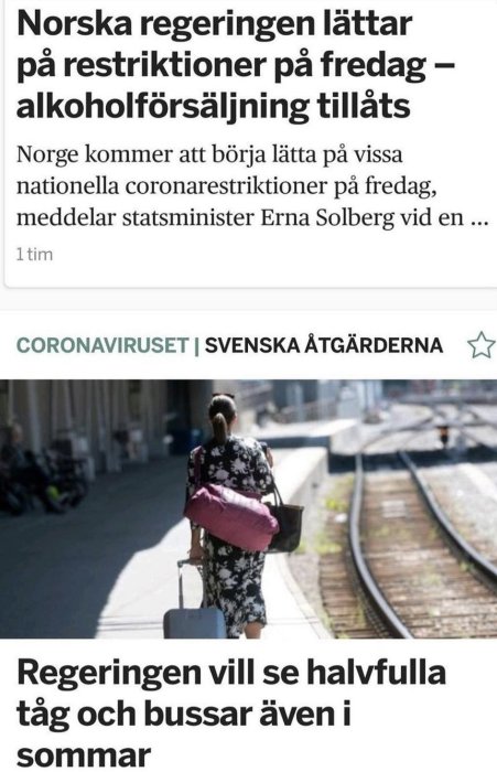 Person i blommig klänning på järnvägsplattform med resväskor.