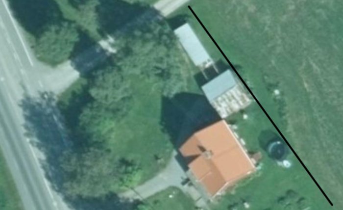 Satellitbild över en fastighet med markering för planerat garagebygge, hus och bod synliga.