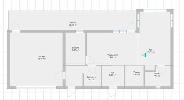 Ritning av nedervåningen i ett hus med garage, badrum, tvättstuga, vardagsrum, kök, hall, trappa och förråd.