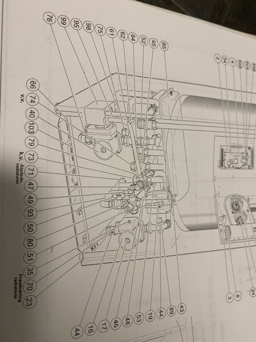 Svartvit skiss av installation för Nibe värmepump med märkta komponenter och anslutningar.