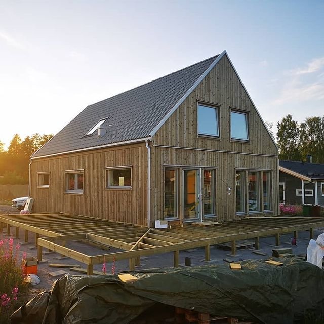 Brant tak på hus med träfasad under konstruktion, utan synliga snörasskydd.