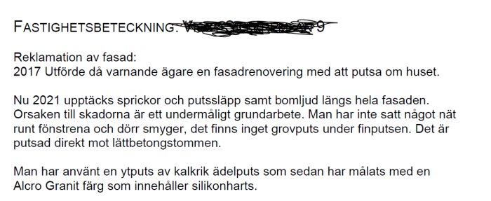 Skriftligt utlåtande om fasadskador med detaljer om sprickbildning och dåligt grundarbete från en besiktningsman.