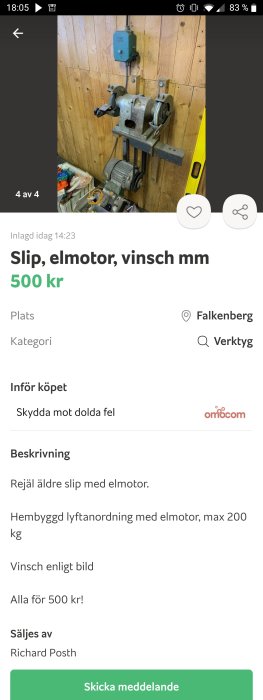 Verktyg på vägg, inklusive äldre bänkslip och lyftanordning med elmotor, mot träbakgrund.