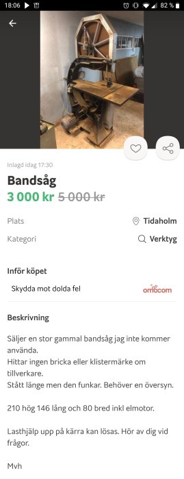 Gammal stående bandsåg i ett verkstadsutrymme, till salu.