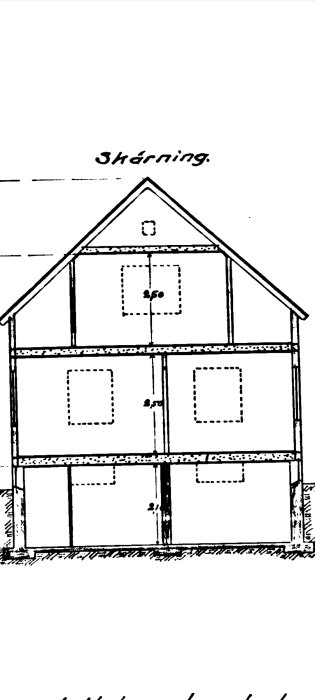 Ritning av ett hus i sektion som visar övre våning, bottenvåning och delvis nedsänkt källarnivå.