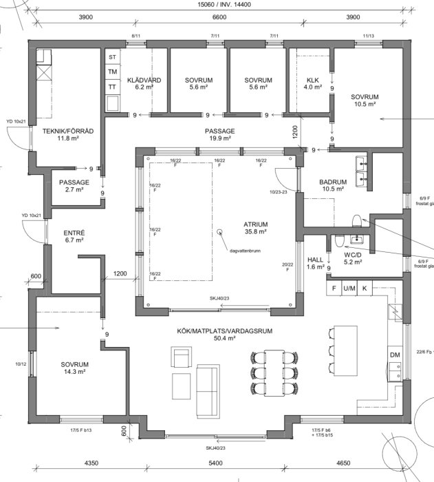 Arkitektonisk planritning av ett hus med atrium avsedd för inbyggd pool, omgivet av höga väggar.