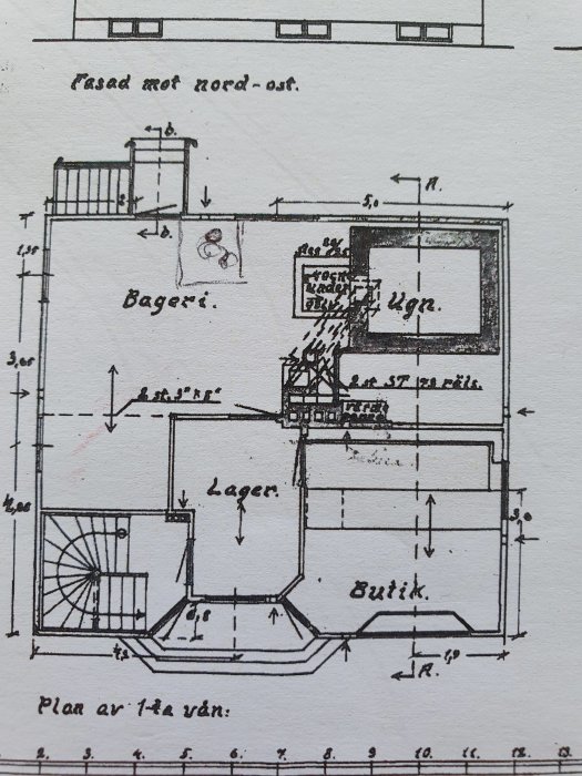 Ursprungsritning från 1943 av ett gammalt bageri med markerade områden för butik, ugn och lager.