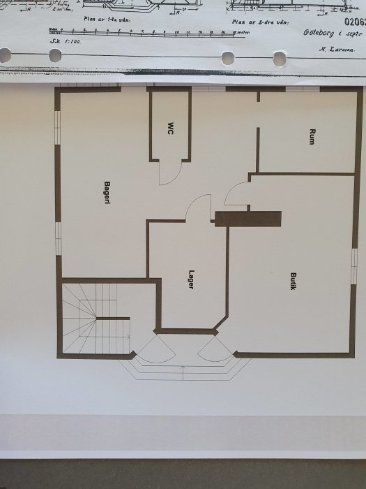 Ursprungsritning av entréplan till ett hus byggt 1943 med markerade rum som WC, Bageri, Lager och Butik.