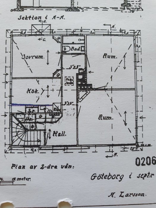 Arkitektonisk ritning av andra våningen i ett hus med rum, bad och hall markerade, daterad Göteborg i september, av A. Larsson.