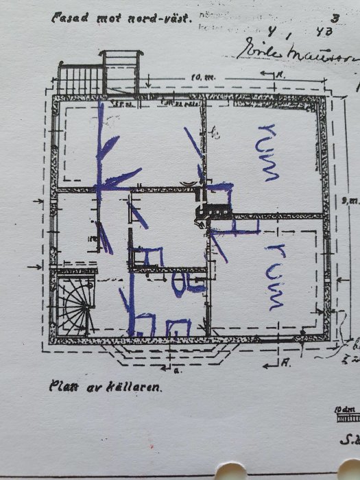 Ritning av en källarplan med markeringar och anteckningar, möjlig renoveringsplan.