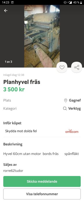 Begagnad planhyvel utan motor på ett stökigt verkstadsbord omgiven av träspån.