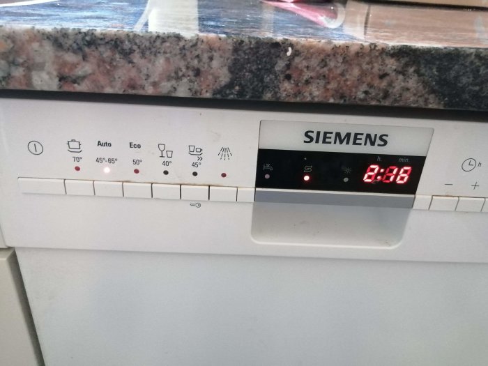 Siemens diskmaskins kontrollpanel med olika programval och en digital display som visar klockslaget 8:08.