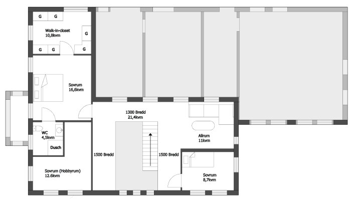 Svartvit planritning av bottenvåningen för ett lösvirkeshus med sovrum, badrum, allrum och märkta mått.