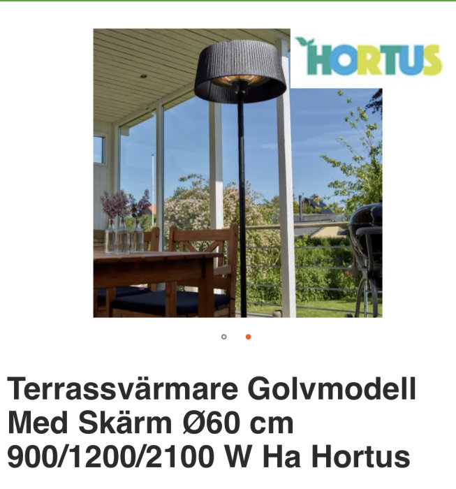 Hortus terrassvärmare på uteplats med bord och stolar, under tak vid glasfönster.