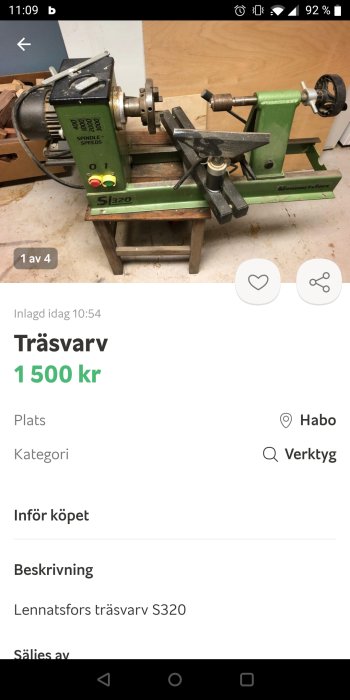 Grön träsvärv S320 från Lennartsfors på trägolv mot ljus vägg.