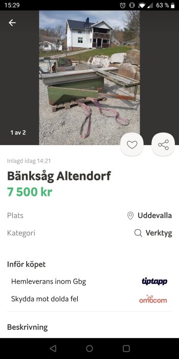 Byggavfall och material spridda framför ett hus under renovering.